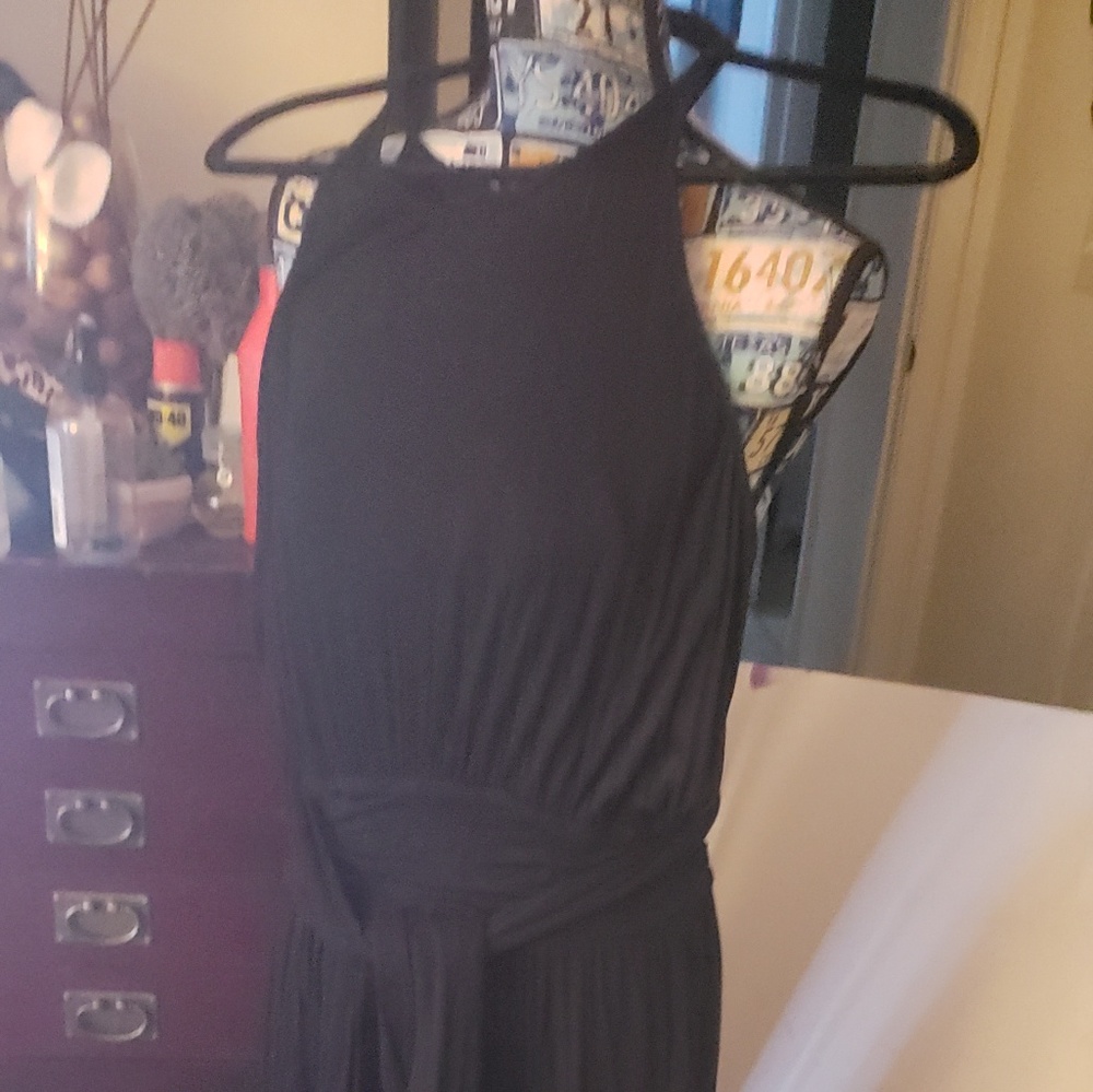 Black maxi sleeveless dress.